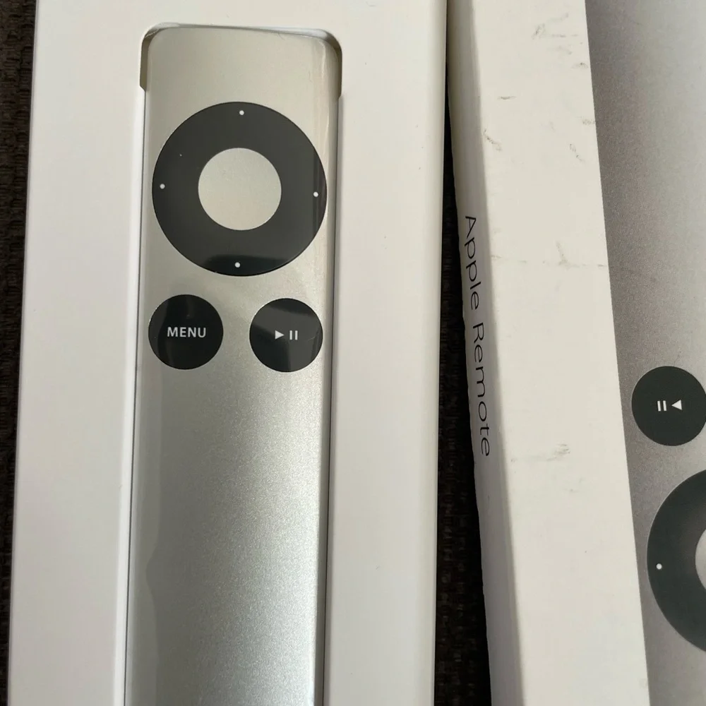 Apple White Remote Control - Picture 4 of 6